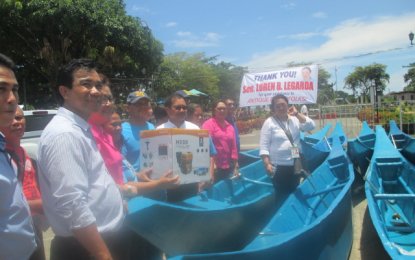 Secretary Pinol distributes PHP47M farm equipment, fishing boats 